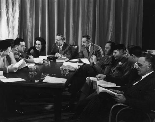 Džordžs Kjūkors kopā ar aktieriem un filmēšanas grupu lasa topošās filmas "Romeo un Džuljeta" scenāriju. 10.12.1935.