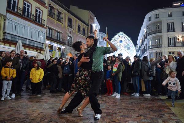 Pāris no Argentīnas dejo Argentīnas tango. Malaga, Spānija, 09.12.2018.
