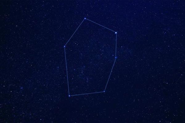 Debess apgabals ar Vedēju. Ar līnijām parādīta zvaigznāja raksturīgā figūra. 25.10.2020.