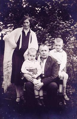 Gunāra Freimaņa vecāki Marija Freimane un Ernests Freimanis, vecākais brālis Laimonis Freimanis, tēvam klēpī Gunārs Freimanis. 1932. gads.