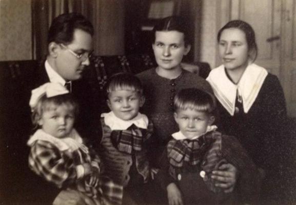 Strodu ģimene. 20. gs. 30. gadu beigas. No kreisās: Konstantīns Strods-Plencinīks, Marija Andžāne, nezināma. Priekšplānā no kreisās bērni: Irmīna, Leonards un Salvins Strodi.