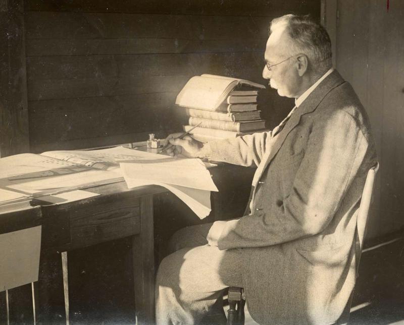 Ernests Felsbergs strādājot pie savas grāmatas "Grieķu vāžu gleznas" lauku mājās Cēsu apriņķa Pipariņos, kur viņš pavadīja vasaras. Ap 1925.–26. gadu.