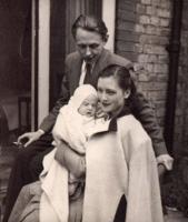 Monika un Guntis Zariņi ar dēlu Klāvu. Anglija, 1956. gads.