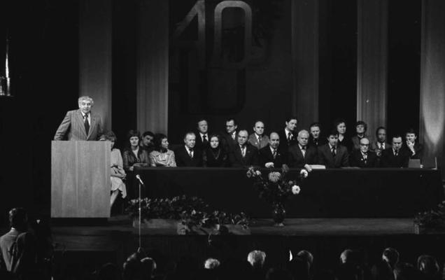 Gunārs Priede uzstājas VIII Latvijas Padomju rakstnieku kongresā. 25.11.1980.