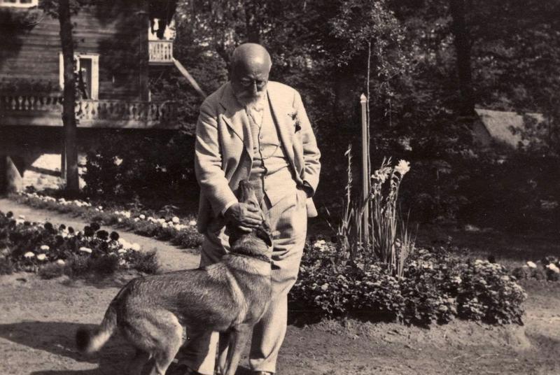Jāzeps Vītols savās mājās "Anniņas". Gaujienas pagasts, 1933. gads.