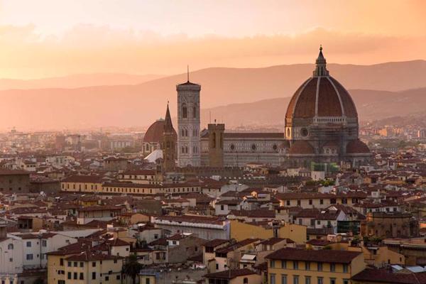 Florences katedrāles siluets.