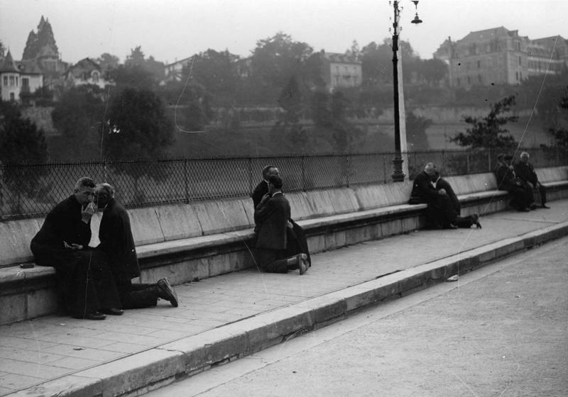 Grēksūdze uz tilta netālu no Lurdas. Francija, 20. gs. 30. gadi.