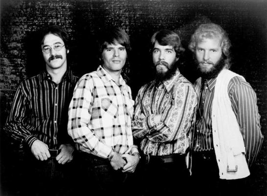Creedence Clearwater Revival, ap 1970. gadu. No kreisās: Stjū Kuks, Džons Fogertijs, Dags Klifords un Toms Fogertijs.