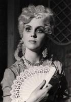 Ilze Vazdika Grāfienes lomā Pjēra Bomaršē lugas iestudējumā “Figaro kāzas”. Dailes teātra 3. aktieru studijas diplomdarba izrāde. 1962. gads.