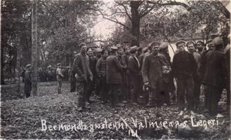 Gūstā saņemtie bermontieši Valmieras nometnē. 1919. gads.