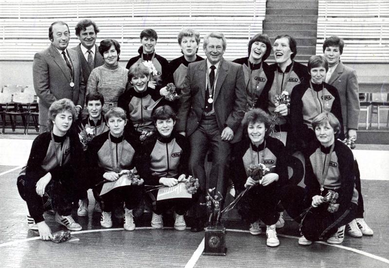 TTT sieviešu basketbola meistarkomanda ar PSRS čempionu kausu. 1984. gads.