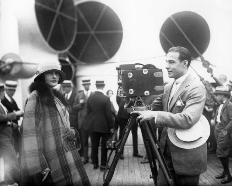 Rūdolfs Valentīno filmē savu sievu Natašu Rambovu uz kuģa "Aquitania" klāja. 1923. gads.