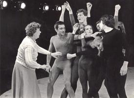 Ērika Ferda ar Dailes teātra 7. studijas audzēkņiem. 1982. gads.
