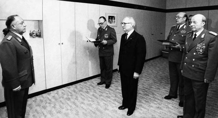 No kreisās: Štāzi vadītājs Ērihs Mīlke saņem apbalvojumu no VDR vadītāja Ēriha Honekera. 1980. gads.