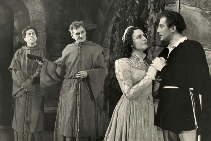 No kreisās: Kārlis Draudiņš Džovanni lomā, Luijs Šmits Lorenco lomā, Milda Klētniece Džuljetas lomā un Harijs Liepiņš Romeo lomā Viljama Šekspīra lugas “Romeo un Džuljeta” iestudējumā. Dailes teātris, Rīga, 1953. gads.