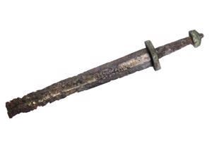 Dzelzs un bronzas divasmeņu zobens, savrupatradums Piltenes Pasilciema senkapos.
