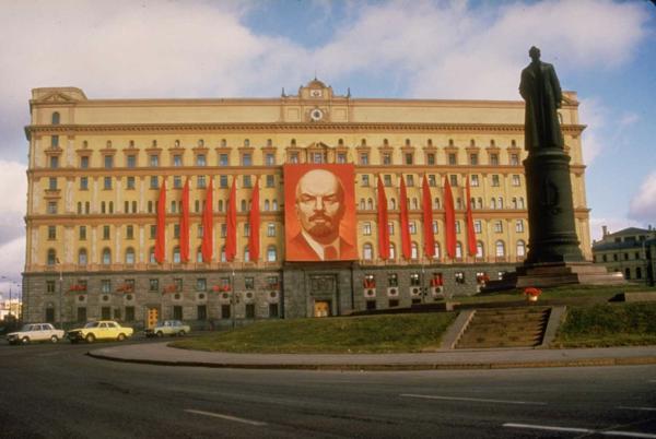 Valsts drošības komitejas galvenā ēka Maskavā, Dzeržinska (no 1990. gada – Lubjankas) laukumā, gatavojoties 1. maija svinībām. 20. gs. 70.–80. gadi.