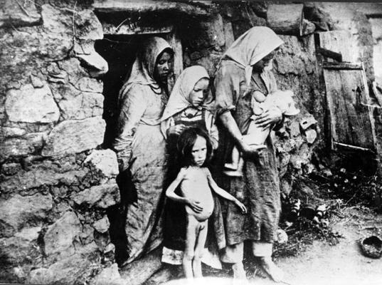 Bada nomocīta ģimene Krievijas pilsoņu kara laikā. Volgas reģions, 1921. gads.