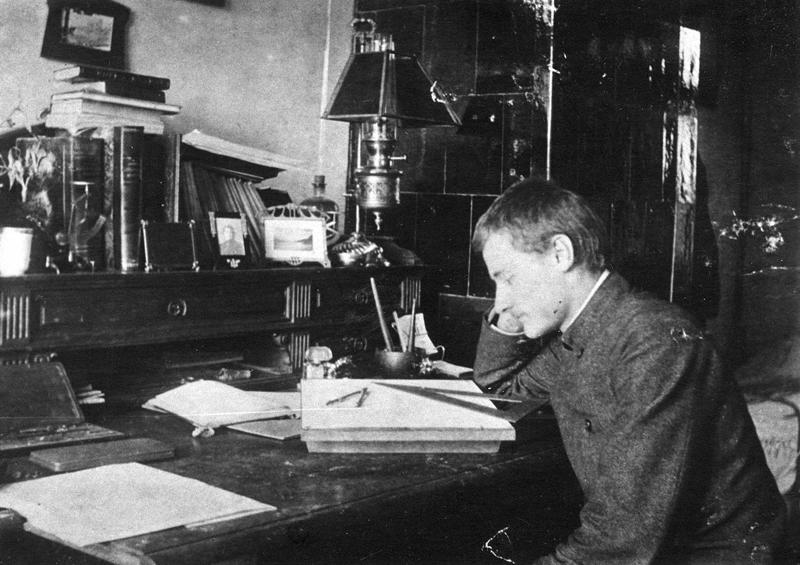 Frīdrihs Canders savā istabā Bārtas ielā 1 (tagadējā F. Candera iela), Rīgā ap 1903. gadu.