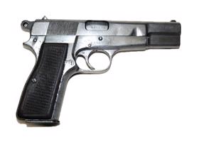 16. att. Pusautomātiskā pistole Browning HP35, pirmā pistole ar divrindu aptveri, 1939.–44. gads, Beļģija, Lježa, firmas FN ražojums Vācijai, kalibrs 9 mm.