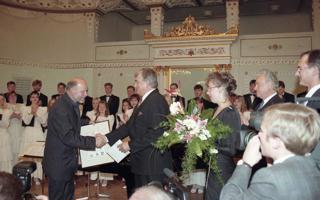 Baltijas asamblejas balvas pasniegšana komponistam Pēterim Vaskam Vāgnera zālē. Rīga, 05.10.1996.
