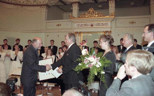 Baltijas asamblejas balvas pasniegšana komponistam Pēterim Vaskam Vāgnera zālē. Rīga, 05.10.1996.