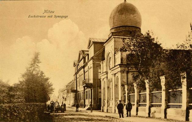 Sinagoga Jelgavā; līdz mūsdienām nav saglabājusies – 1941. gada vasarā vācu okupācijas laikā tā tika nodedzināta. 20. gs. sākums.