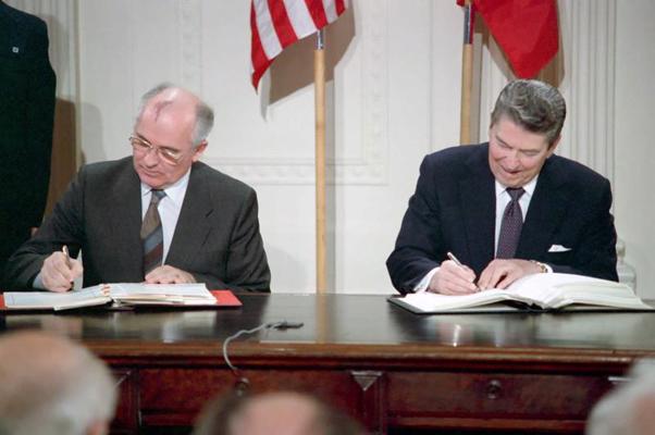 Mihails Gorbačovs un Ronalds Reigans paraksta atomieroču ierobežošanas līgumu. Vašingtona, 1987. gads.