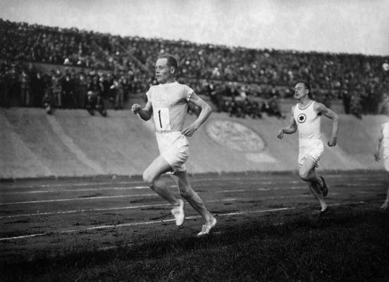 Pāvo Nurmi sacensību laikā. 1926. gads.