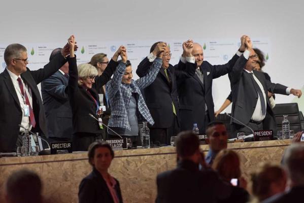No labās: Francijas prezidents Fransuā Olands (Francois Hollande), ārlietu ministrs un COP21 (2015. gada Apvienoto Nāciju Organizācijas Klimata pārmaiņu konferences) prezidenta kandidāts Lorāns Fabiuss (Laurent Fabius) un ANO ģenerālsekretārs Pans Kimuns (Ban Ki Moon) pēc vēsturiskā globālās sasilšanas pakta pieņemšanas COP21 klimata konferencē Parīzē. Francija, 12.12.2015.