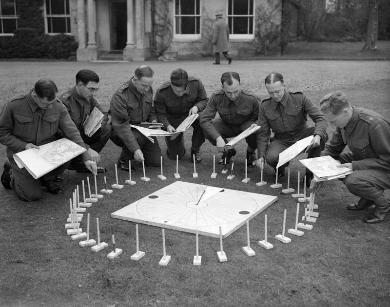 Armijas izglītības skolas virsnieki apgūst vienkāršu veidu kā instruēt karaspēku lasīt kompasu ar pārvietojamiem marķieriem, norādot atrašanās punktus. Anglijas dienvidi, 24.02.1941.