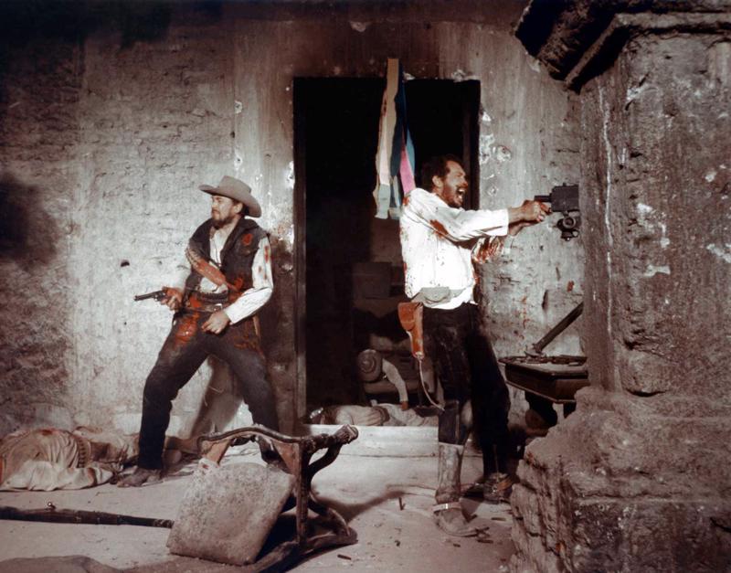 Aktieri Bens Džonsons (Ben Johnson) un Vorens Outss (Warren Oates) filmas "Mežonīgā banda" uzņemšanas laikā. 1969. gads.