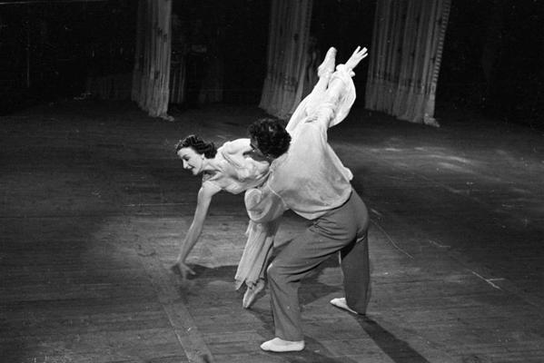 Velta Vilciņa un Haralds Ritenbergs dejo koncertā Latvijas PSR literatūras un mākslas dekādes laikā. Maskava, 1955. gads.