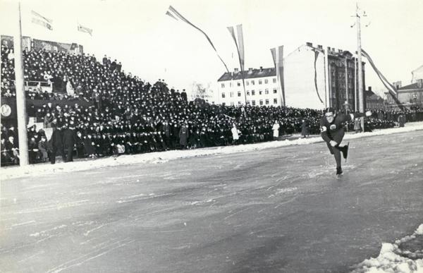 Alfons Bērziņš distancē 40. Eiropas meistarsacīkstēs ātrslidošanā Armijas sporta kluba laukumā Rīgā, 1939. gads.