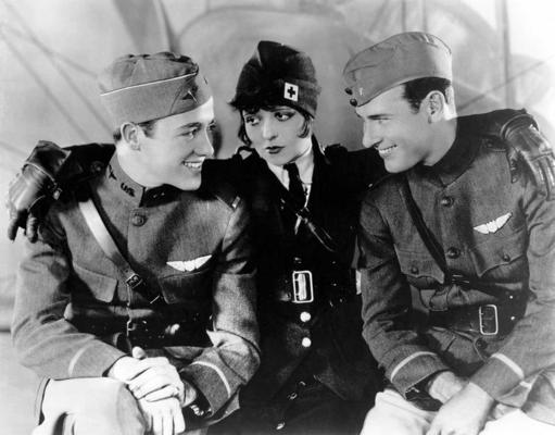 No kreisās: Čārlzs Rodžerss, Klēra Bova un Ričards Elens filmā "Spārni", 1927. gads.