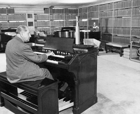 Komponists Zigmunds Rombergs (Sigmund Romberg) raksta mūziku pie Hammond ērģelēm savā mūzikas bibliotēkā. ASV, 1950. gads.