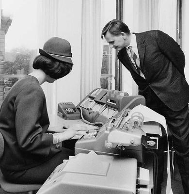 Apmeklējot Pasta banku (Postbanken), ministrs Ūlofs Palme pēta, kā tiek īstenots perfokaršu projekts. Pasta darbiniece strādā ar IBM 24. Stokholma, 12.05.1966.