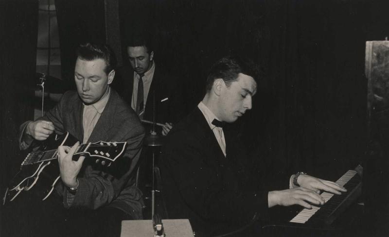 Rīgas Estrādes orķestra mūziķi mēģinājumā: Raimonds Pauls (klavieres), Alvils Zariņš (ģitāra) un Haralds Brando (sitamie instrumenti). Ap 1960. gadu.