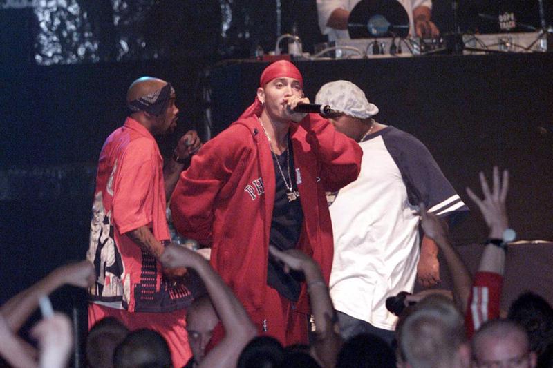 Amerikāņu reperis Eminems ar "D 12" koncertā Eiropas tūres ietvaros. Londona, 27.07.2001.