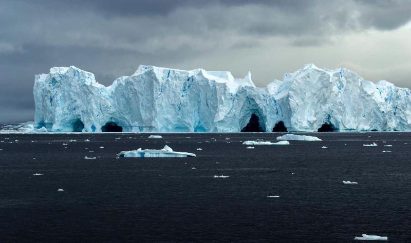 Milzīgs galdveida aisbergs Antarktikā pie Antarktīdas pussalas. Šādi aisbergi parasti atšķeļas no šelfa ledājiem. 2018. gads.