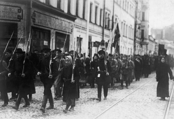 Bruņoti strādnieki kopā ar karavīriem Petrogradas ielās pēc Februāra revolūcijas. Krievija, 1917. gads.
