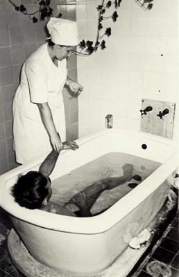 Sanatorijas "Baldone" apmeklētājs sērūdens vannā. 20. gs. 60. gadi.