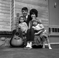 Vaildu ģimene: tēvs Mārtijs Vailds, māte Džoisa Beikere, dēls Rikijs Vailds un meita Kima Vailda. 20.10.1964.