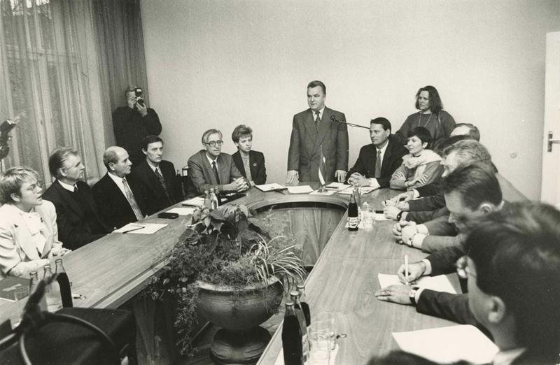 Andris Gūtmanis (centrā) konkursa komisijas sēdē nosauc starptautiskos uzņēmumus, kas iesnieguši piedāvājumus Latvijas telekomunikāciju tīkla modernizācijai. 1993. gads.