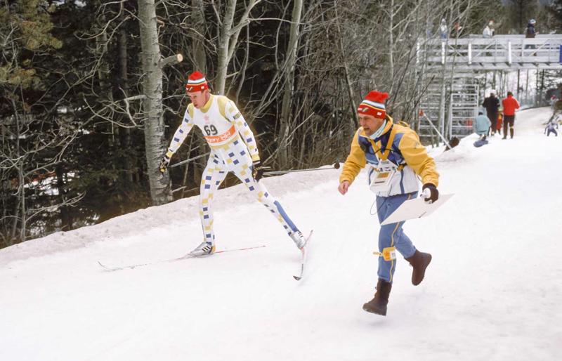 Zviedrijas slēpotājs Gunde Svans (Gunde Svan) piedalās 50 km distanču slēpošanas sacensībās Kalgari ziemas olimpiskajās spēlēs. Kalgari, Kanāda, 1988. gads. 