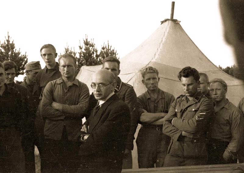 Prāvests Oskars Sakārnis ar Zviedrijā internētiem latviešu karavīriem Rennesletes (Ränneslätt) nometnē pie Ekšes. Zviedrija, 1945. gads.