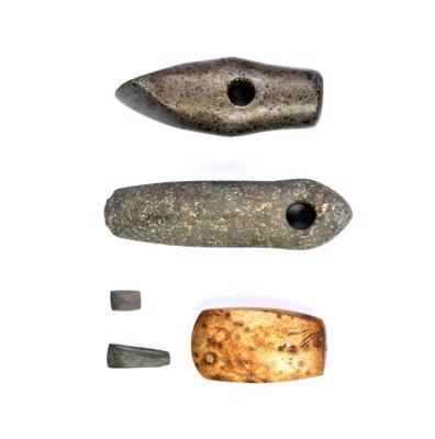 Neolīta akmens rīki: laivasveida cirvis, kaplis, ķīļveida cirvis un miniatūrkalti.
