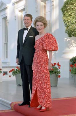 Prezidents un Nensija Reigane (Nancy Reagan) pie Baltā nama ziemeļu portika gaida politiķa Malkoma Freizera (Malcolm Fraser) un premjerministra ierašanos. 1981. gads.