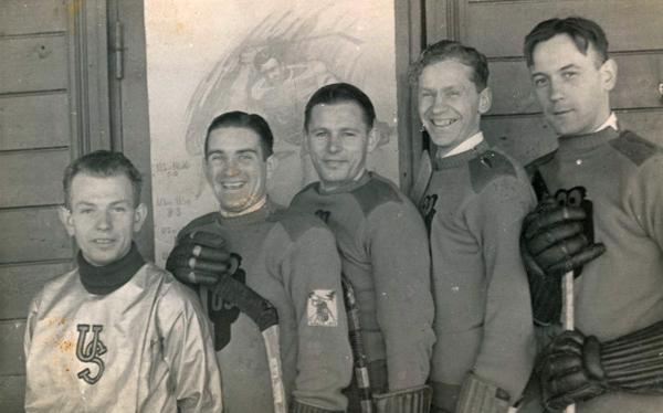 No kreisās: Elmārs Bauris, Edgars Klāvs, Aleksejs Auziņš, Leonīds Vedējs un Roberts Bluķis – "Universitātes sporta" hokejisti. Rīga, 20. gs. 40. gadi.