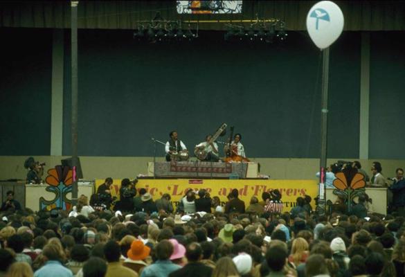 Ravi Šankars muzicē Monterejas popfestivālā. 06.1967.